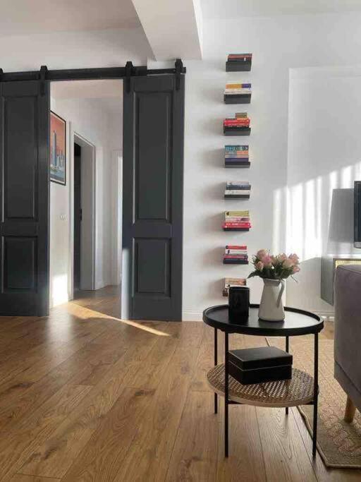 Modern 2-Bedroom Apartment In New Residence Крайова Екстер'єр фото