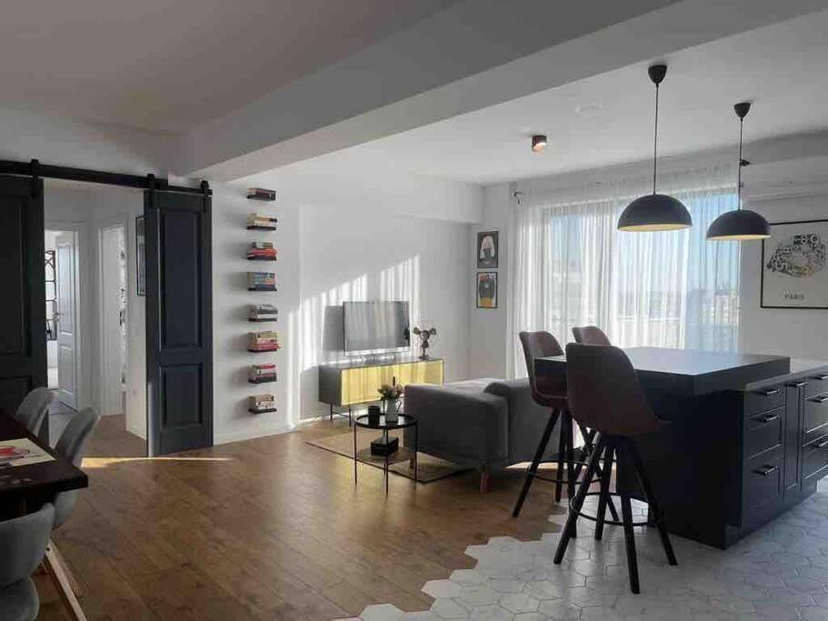 Modern 2-Bedroom Apartment In New Residence Крайова Екстер'єр фото