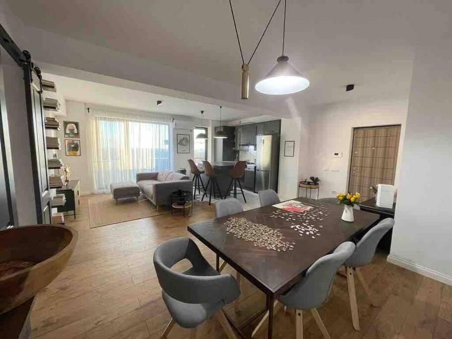 Modern 2-Bedroom Apartment In New Residence Крайова Екстер'єр фото