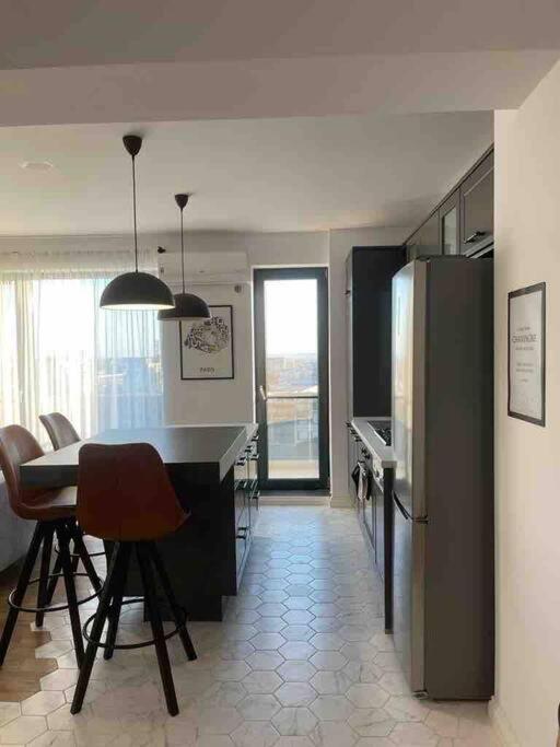 Modern 2-Bedroom Apartment In New Residence Крайова Екстер'єр фото